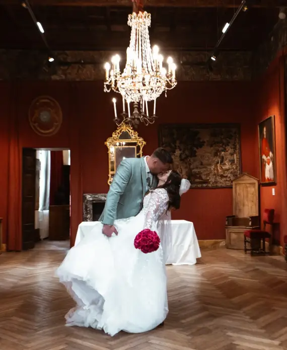 Baiser romantique des mariés dans un salon somptueux, un moment d'élégance capturé par votre photographe mariage en Provence.