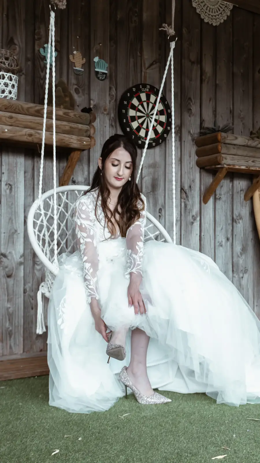 La mariée assise sur une balançoire suspendue, photo créative et authentique de la mariée pour un souvenir intemporel