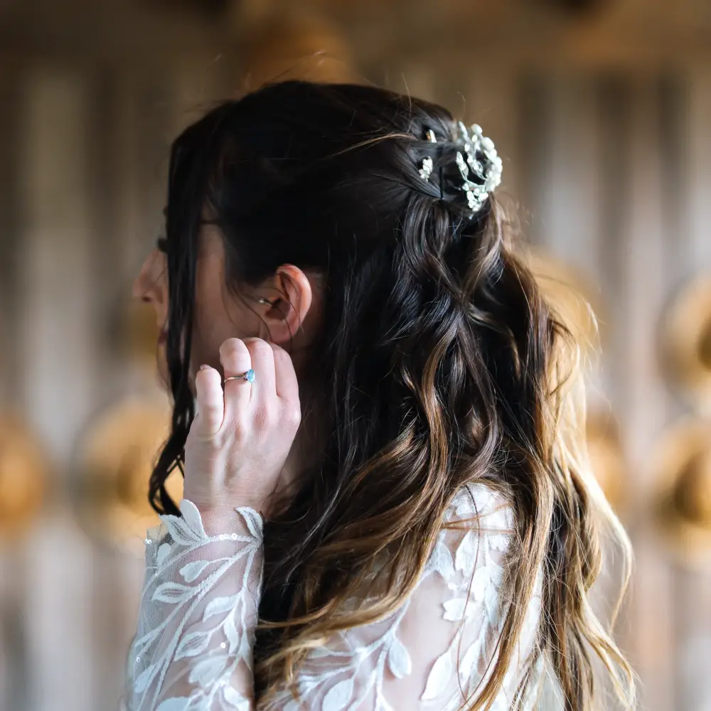 Détail de la coiffure de la mariée et de sa bague de fiançailles, un cliché élégant des préparatifs de mariage