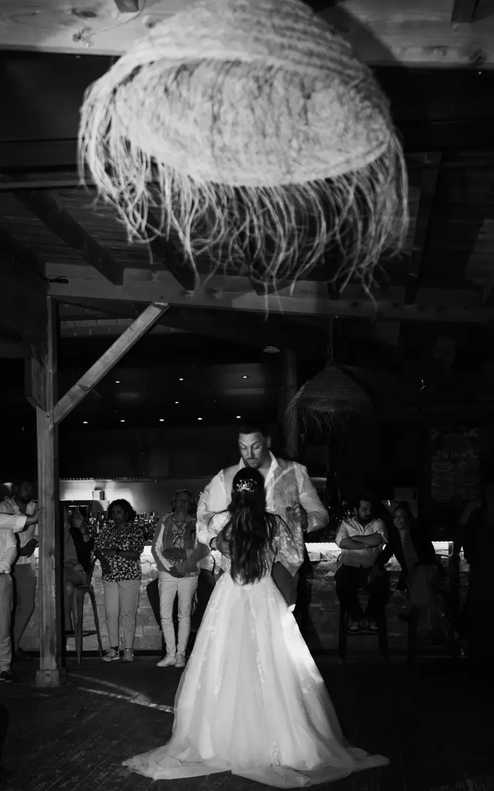 Portraits élégants de la mariée en robe de dentelle et danse romantique avec le marié, moments intimes du reportage photo de mariage.
