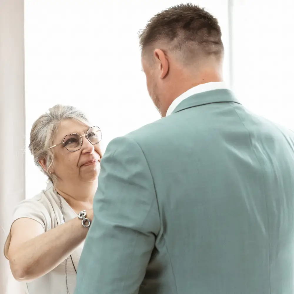 Préparatifs du marié avec sa mère, un moment d'émotion capturé pour un reportage photo mariage authentique en Provence